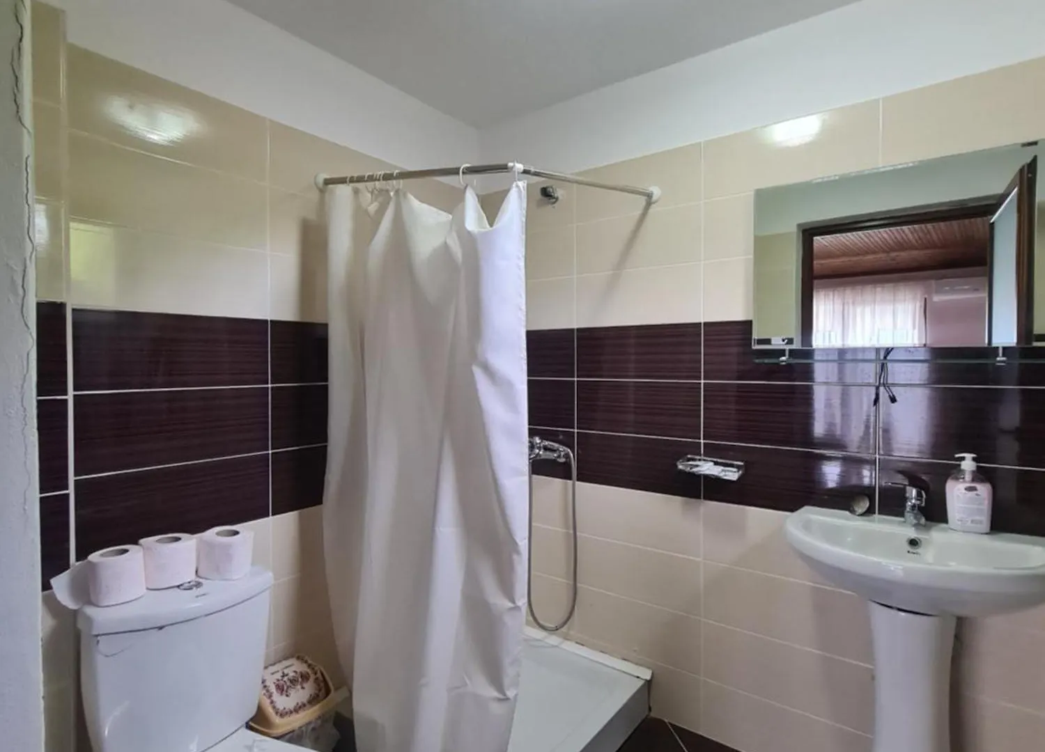 Hotel Kukesi Lini